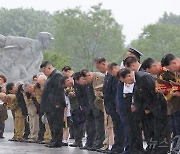 北김정은, 전승절 71주년에 한국전쟁 전사자묘 방문…참전군인들과 함께