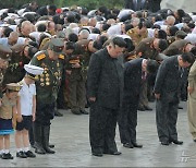 北김정은, 전승절 71주년에 한국전쟁 전사자묘 방문…참전군인들과 함께