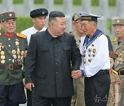 北김정은, 참전군인들과 전승절 71주년 맞아 전사자묘 방문