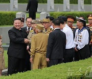 北김정은, 참전군인들과 전승절 71주년 맞아 전사자묘 방문