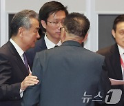 리영철 北 대사와 대화하는 왕이 中 외교부장