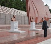 김정은, 전승절 맞아 우의탑 참배…"북중친선 굳건히 계승"