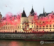 100년 만의 '파리 올림픽'...센강서 '사상 최초' 수상 개막식 열려 [파리올림픽]