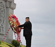 김정은, 북중 이상기류 속 우의탑 헌화‥"북중친선 굳건히 계승"