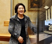 검찰, '김정숙 여사 샤넬 재킷 의혹' 당시 청와대 행정관 소환 조사
