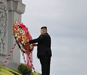 김정은, 6.25 참전 중국군 기념 우의탑 방문…“북중 친선 계승 발전 확신”