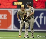 '아파도 아플 수 없는' 김하성, 허리 삐끗 '화들짝', 왜?...2경기 연속 멀티안타로 2할3푼대 진입 눈앞