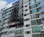 부산서 아파트 화재…2명 중경상
