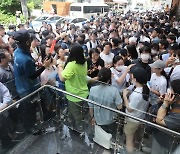 "나오지 마" 갇힌 공정위 직원…뿔난 티몬 소비자, 공권력도 '진땀'[현장+]