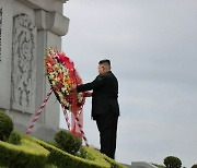 김정은, 전승절 맞아 우의탑 참배… "북·중 친선 굳건히 계승"