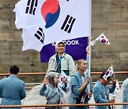 태극기 들고 센강 질주…개회식 기수 김서영 "평생 기억남을 감동"[파리2024]