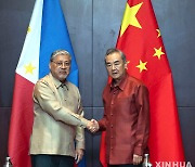 中 왕이 필리핀에 "남중국해 합의 이행하라" 경고