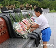 조국해방참전열사묘에 헌화