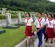 조국해방전쟁승리 71주년 맞아 참전열사묘 참배하는 학들