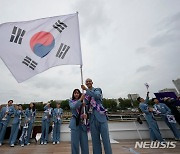 태극기 흔드는 김서영-우상혁