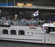 세계인 사로잡은 센강 파리올림픽 개막식, 한국을  북한으로 소개한 황당사고 ‘오점’···문체부 유감 표명-현지 장미란 차관, 바흐 면담 요청