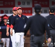 [ST포토] 심판과 이야기하는 이범호 감독