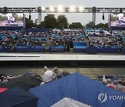 대한민국 대표팀 선수들 입장 보는 관객들