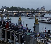 센강 유영하는 각국 선수단 보트