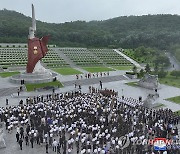 김정은, '전승절' 맞아 조국해방전쟁참전열사묘 참배