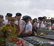 김정은, '전승절' 맞아 조국해방전쟁참전열사묘 참배