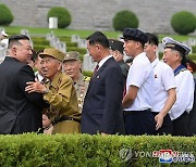 김정은, '전승절' 맞아 조국해방전쟁참전열사묘 참배