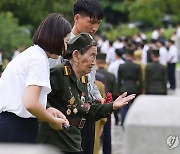 김정은, '전승절' 맞아 조국해방전쟁참전열사묘 참배