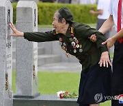 김정은, '전승절' 맞아 조국해방전쟁참전열사묘 참배