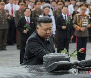 김정은, '전승절' 맞아 조국해방전쟁참전열사묘 참배