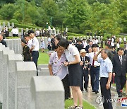 김정은, '전승절' 맞아 조국해방전쟁참전열사묘 참배