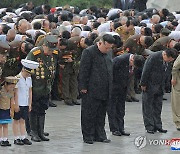 김정은, '전승절' 맞아 조국해방전쟁참전열사묘 참배