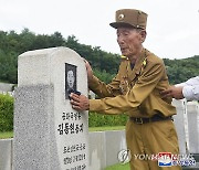 김정은, '전승절' 맞아 조국해방전쟁참전열사묘 참배