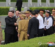 김정은, '전승절' 맞아 조국해방전쟁참전열사묘 참배