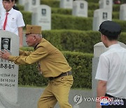 김정은, '전승절' 맞아 조국해방전쟁참전열사묘 참배