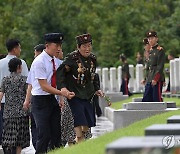 김정은, '전승절' 맞아 조국해방전쟁참전열사묘 참배