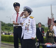 김정은, '전승절' 맞아 조국해방전쟁참전열사묘 참배