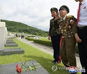 김정은, '전승절' 맞아 조국해방전쟁참전열사묘 참배