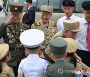 김정은, '전승절' 맞아 조국해방전쟁참전열사묘 참배