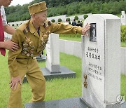 김정은, '전승절' 맞아 조국해방전쟁참전열사묘 참배