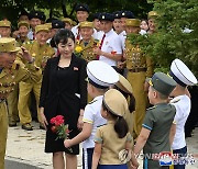 김정은, '전승절' 맞아 조국해방전쟁참전열사묘 참배