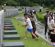 김정은, '전승절' 맞아 조국해방전쟁참전열사묘 참배