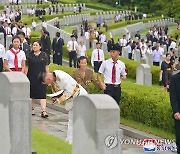 김정은, '전승절' 맞아 조국해방전쟁참전열사묘 참배