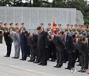 김정은, '전승절' 맞아 대성산혁명열사릉 참배