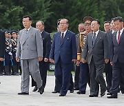 김정은, '전승절' 맞아 대성산혁명열사릉 참배