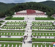 김정은, '전승절' 맞아 대성산혁명열사릉 참배