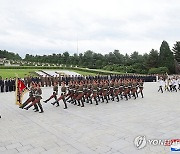 김정은, '전승절' 맞아 대성산혁명열사릉 참배