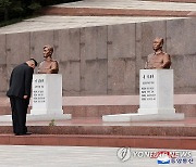 김정은, '전승절' 맞아 대성산혁명열사릉 참배