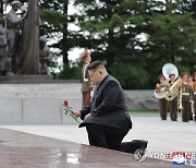 김정은, '전승절' 맞아 대성산혁명열사릉 참배