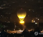 파리올림픽 개막 알리는 '열기구 성화대'