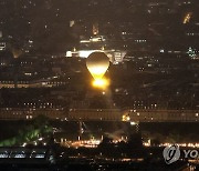 파리올림픽 개막 알리는 '열기구 성화대'